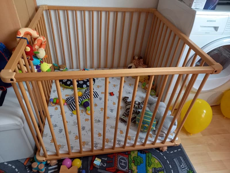 Die sichere Welt des Laufgitters: Geborgenheit für Babys und Eltern