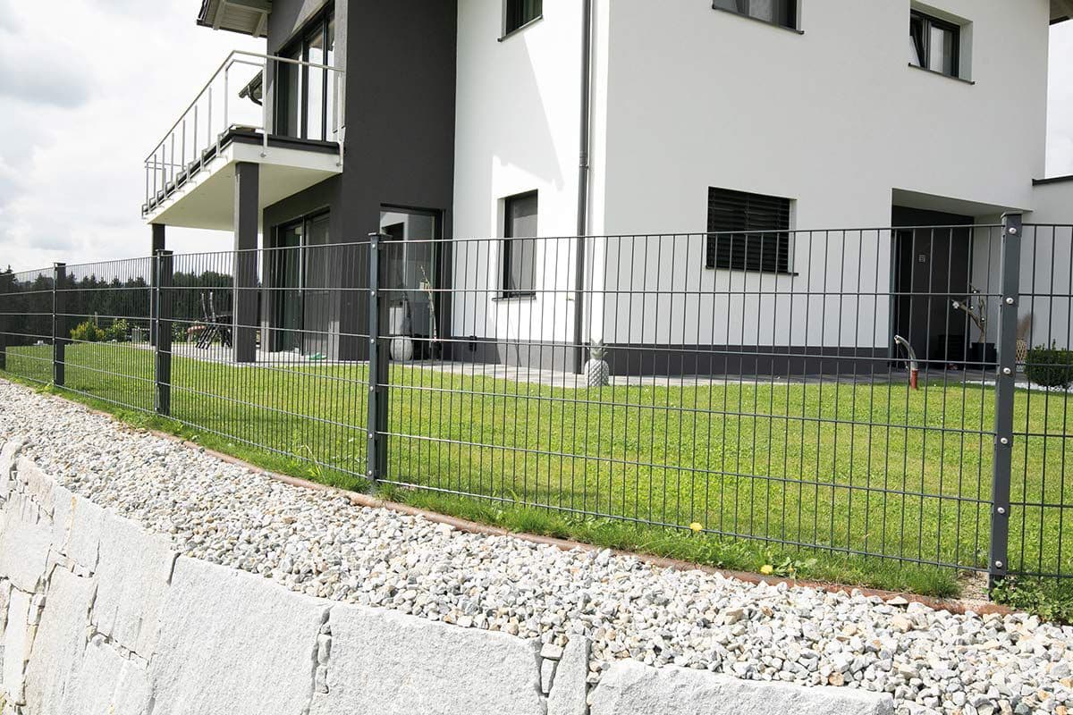 Doppelstabmattenzaun in urbanen Umgebungen: Platzsparende Lösungen für eine moderne Lebensweise