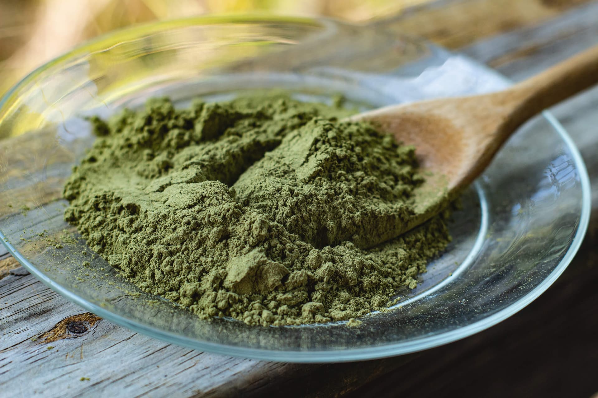 Kratom 15X ist ein trockenes und sehr feines Pulver