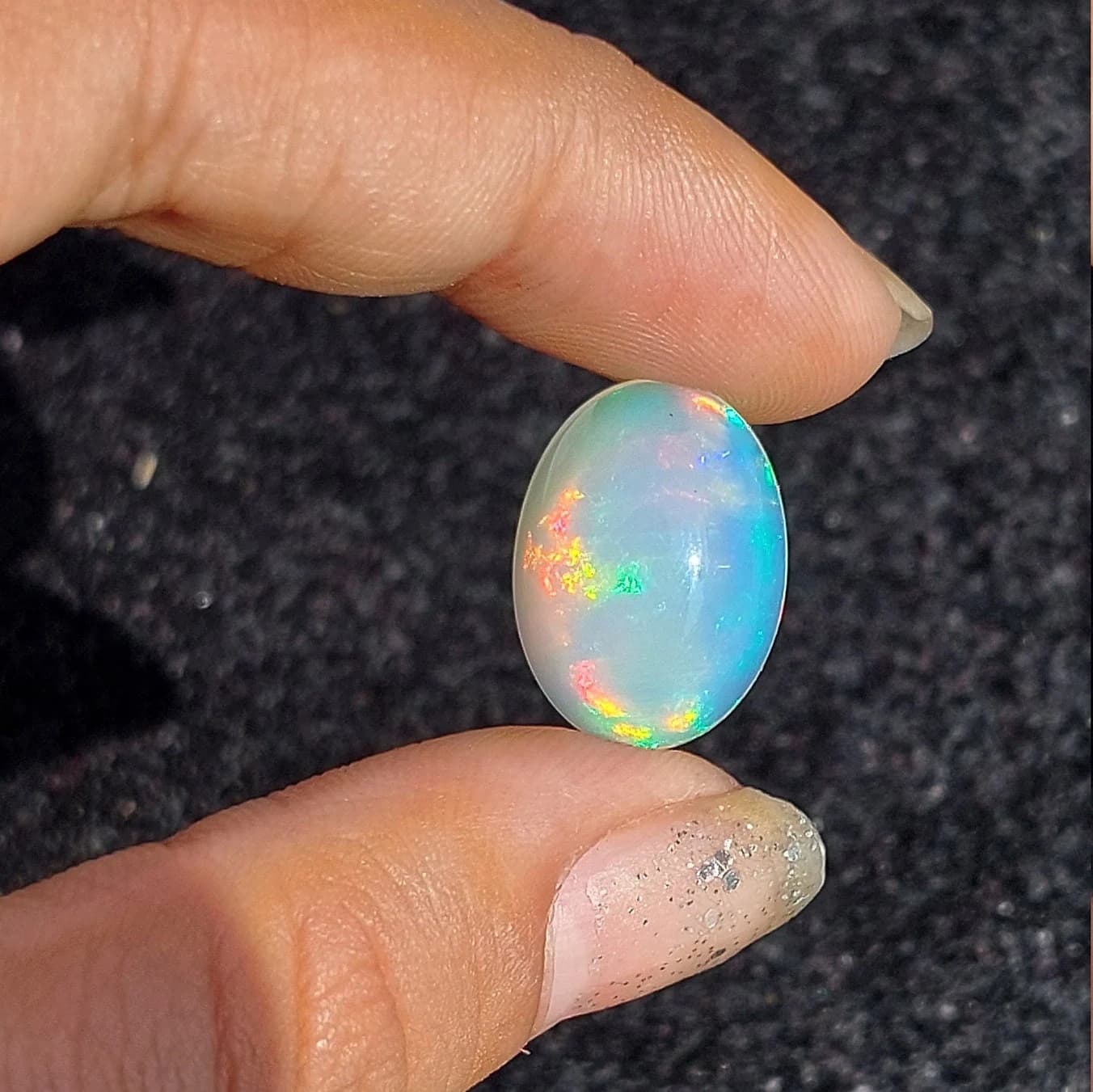 Opals farbenfrohe Reise: Von den Tiefen der Erde zu Schmuckfreuden