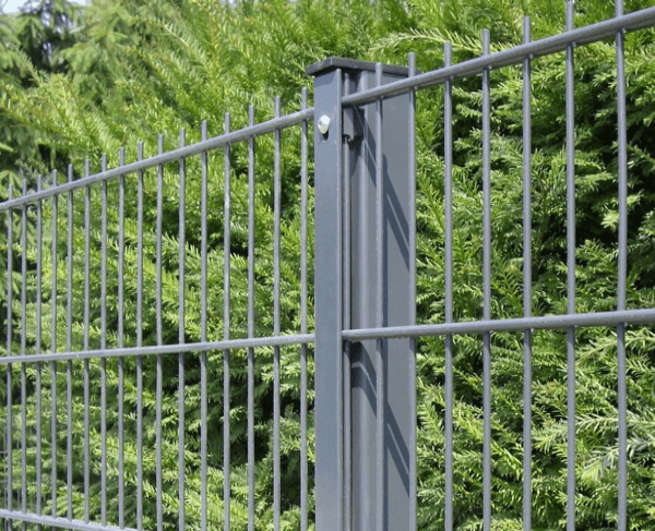 Der moderne Doppelstabmattenzaun für urbane Räume