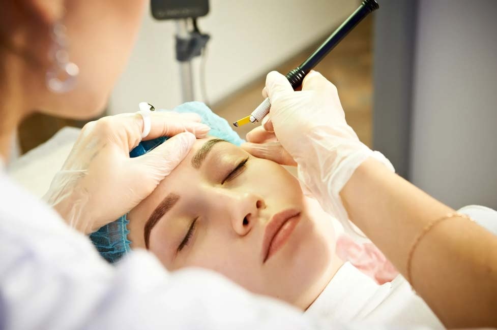 Kölner Brauenflüsterer: Mit Microblading verführerische Augenbrauen zaubern