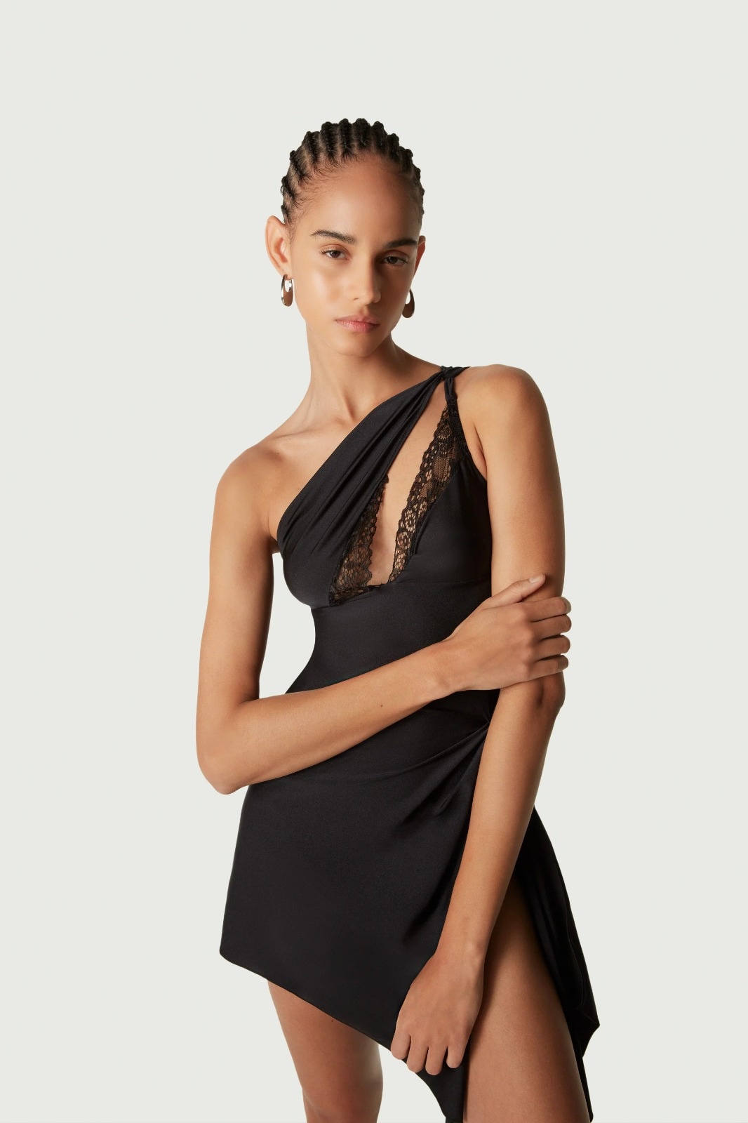 Minikleid Schwarz von Arcinora – Verführerisch und stilvoll