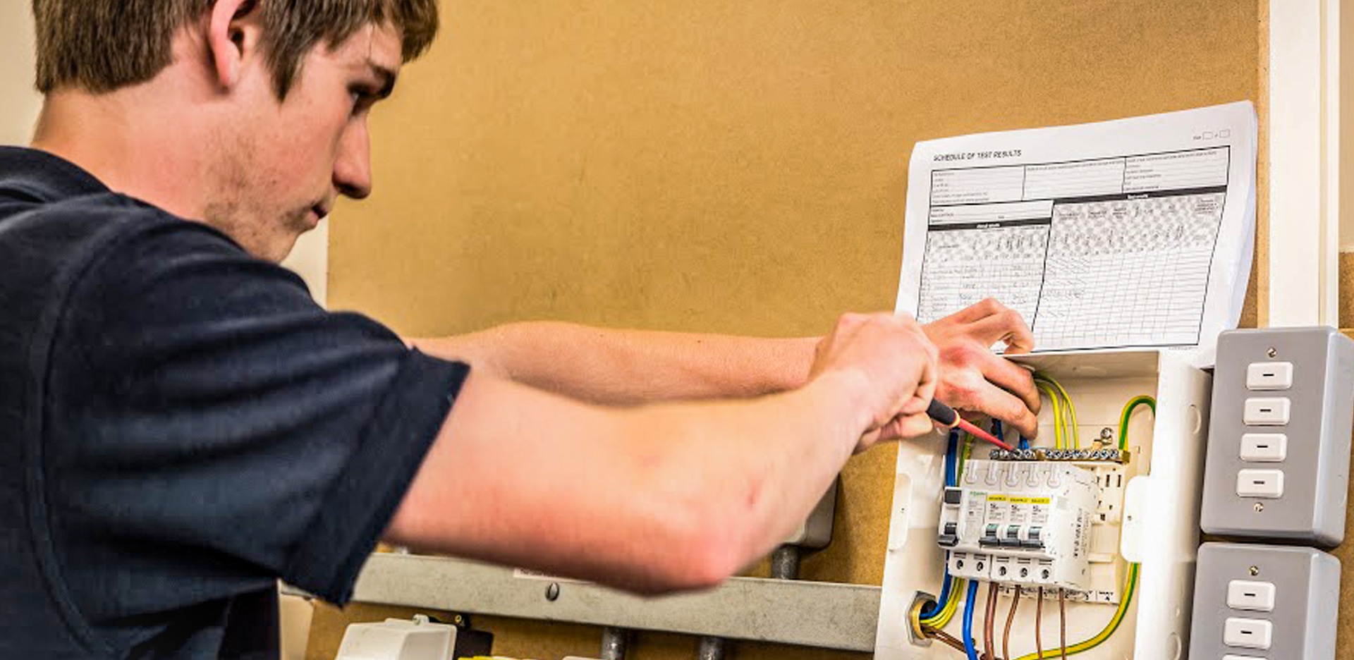 Prüfung elektrischer Anlagen: Vorschriften für Privathaushalte und Unternehmen