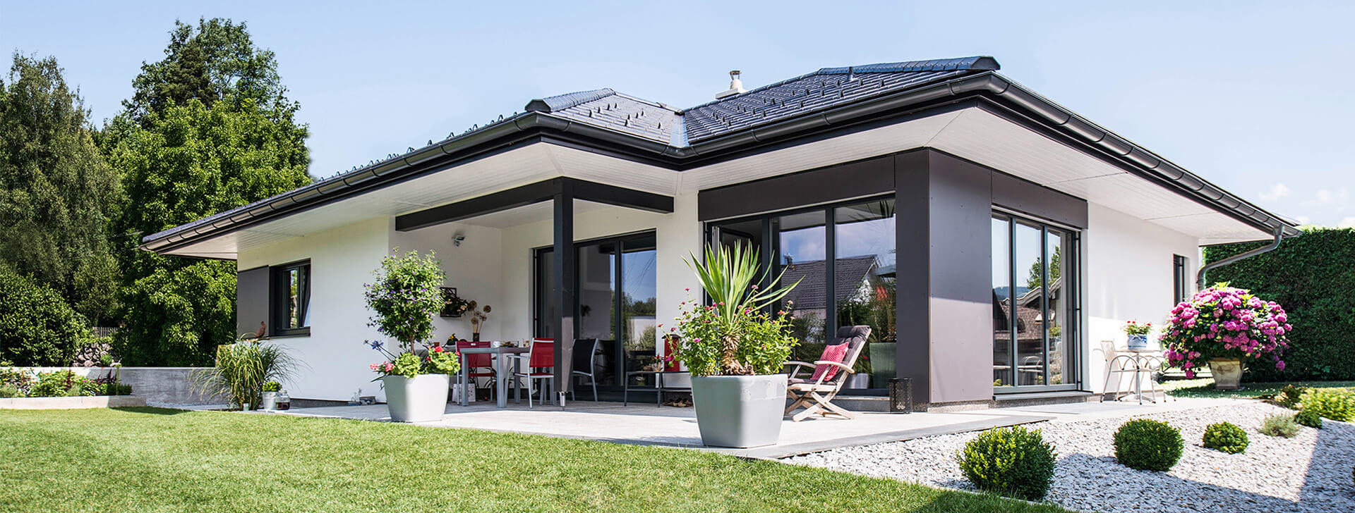 Die perfekte Mischung: Traditionelle Wärme trifft auf zeitgenössisches Design in Fertigbungalows